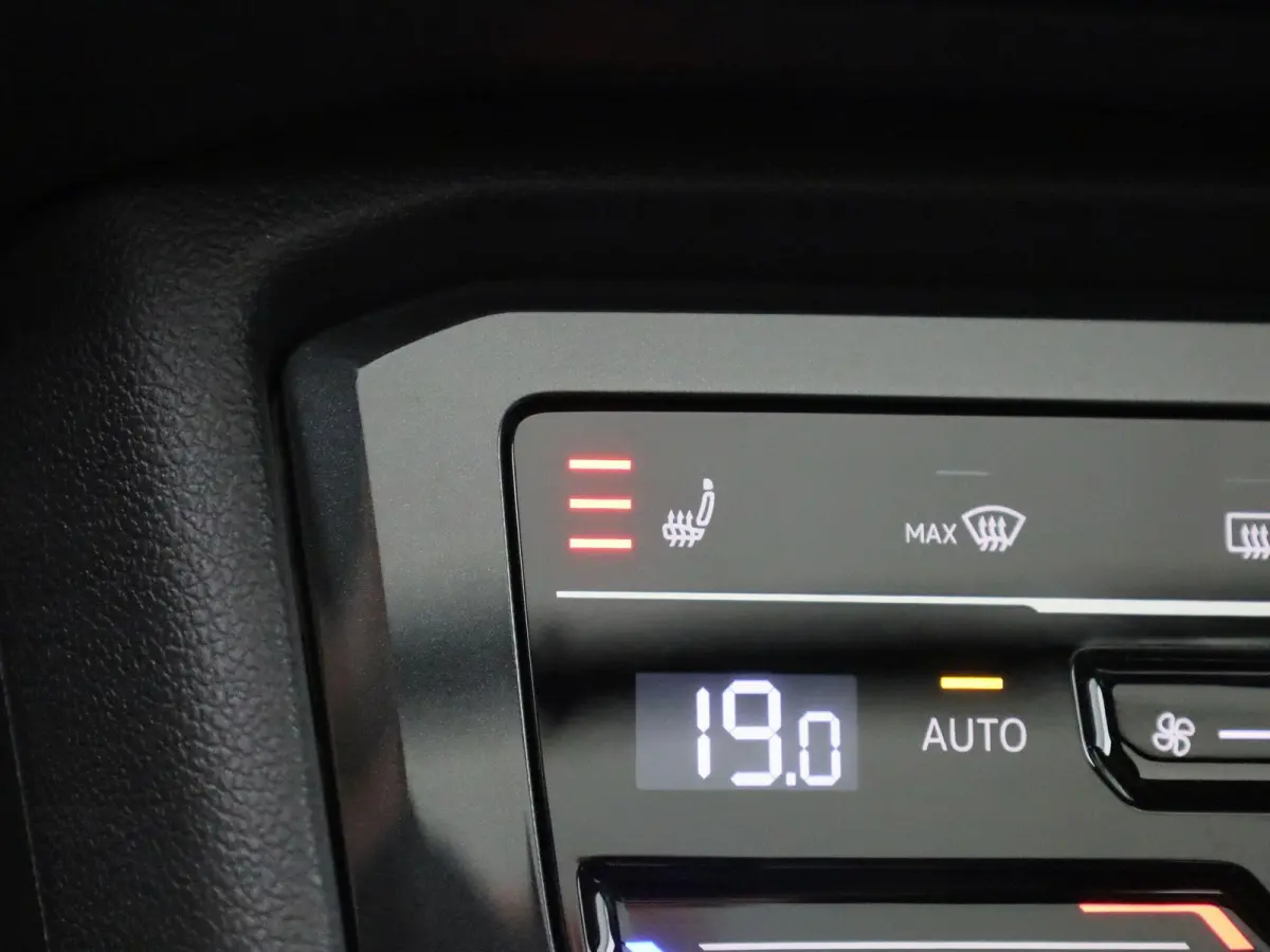 1.4 TSI eHybrid R-Line Business+ 245 PK| Dealeronderhouden | Trekhaak | Panoramadak | Stoelverwarming Voor & Achter | Achterklep Elektrisch | Achteruitrijcamera | 20 Inch Velgen | Head-Updis
