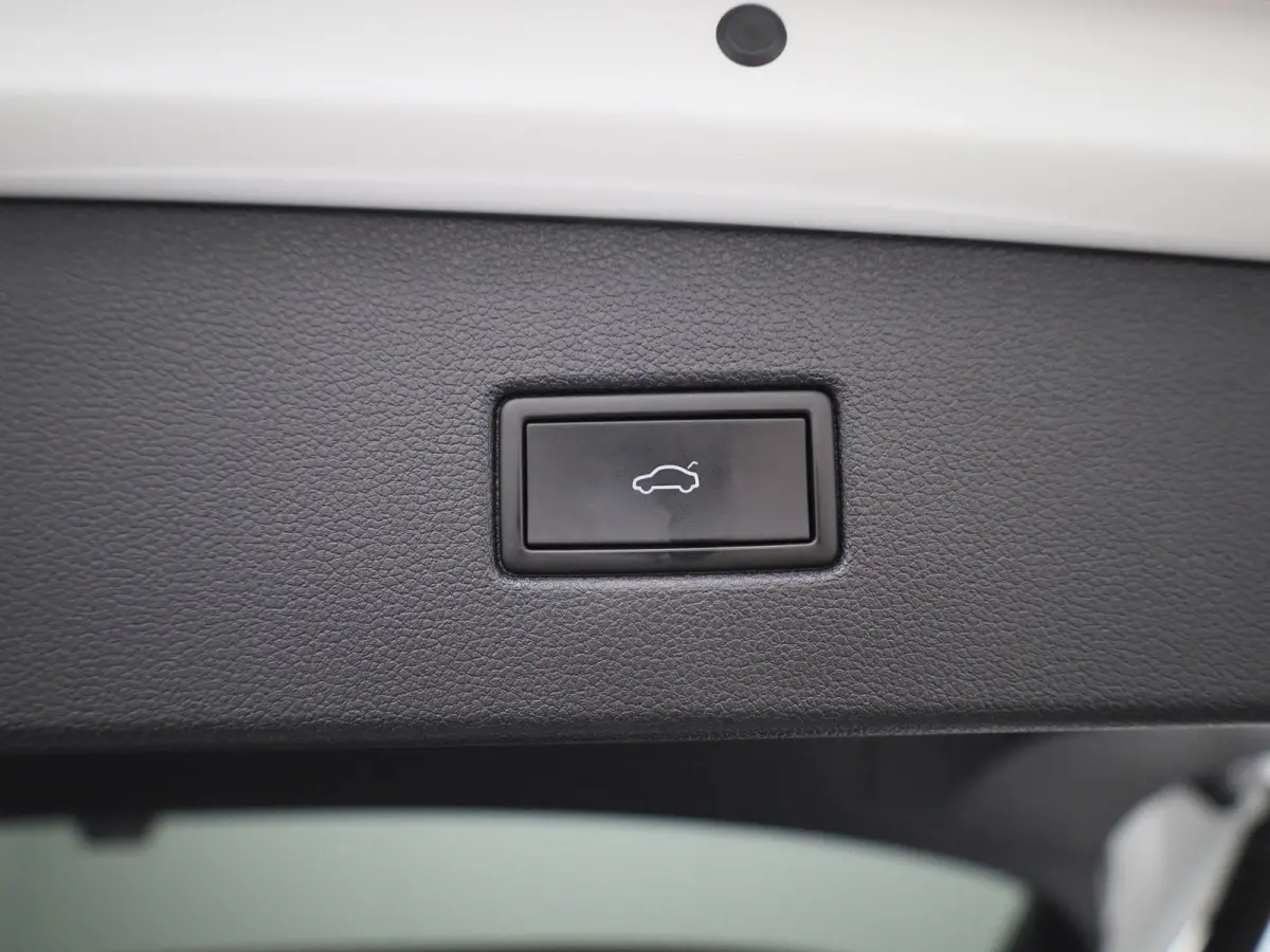 1.4 TSI eHybrid R-Line Business+ 245 PK| Dealeronderhouden | Trekhaak | Achterklep Elektrisch | Stoelverwarming Voor & Achter | Stuurwielverwarming | Achteruitrijcamera