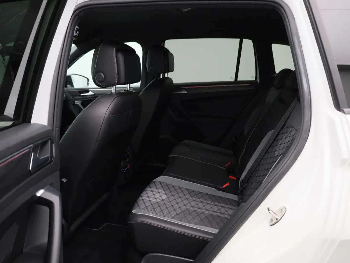 1.4 TSI eHybrid R-Line Business+ 245 PK| Dealeronderhouden | Trekhaak | Achterklep Elektrisch | Stoelverwarming Voor & Achter | Stuurwielverwarming | Achteruitrijcamera