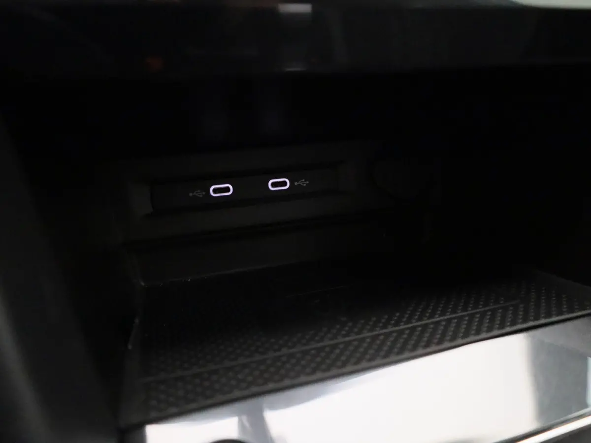1.4 TSI eHybrid R-Line Business+ 245 PK| Dealeronderhouden | Trekhaak | Achterklep Elektrisch | Stoelverwarming Voor & Achter | Stuurwielverwarming | Achteruitrijcamera