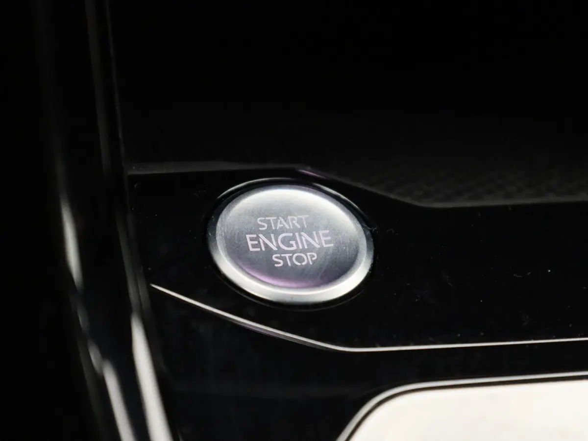 1.5 TSI R-Line 150 PK| Achterklep Elektrisch | Achteruitrijcamera | Stoelverwarming | Dodehoekdetectie | LED Plus | Keyless Access