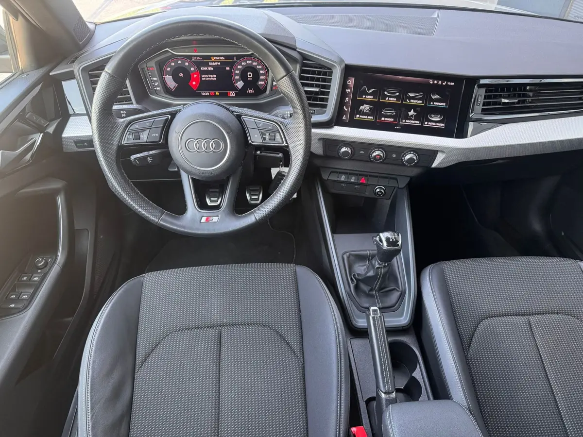 25 TFSI 3s S-LINE l S-LINE l VIRTUAL l LED KOPLLAMPEN l CARPLAY l DAB l LANE ASSIST l ORG.NL l DEALER OH