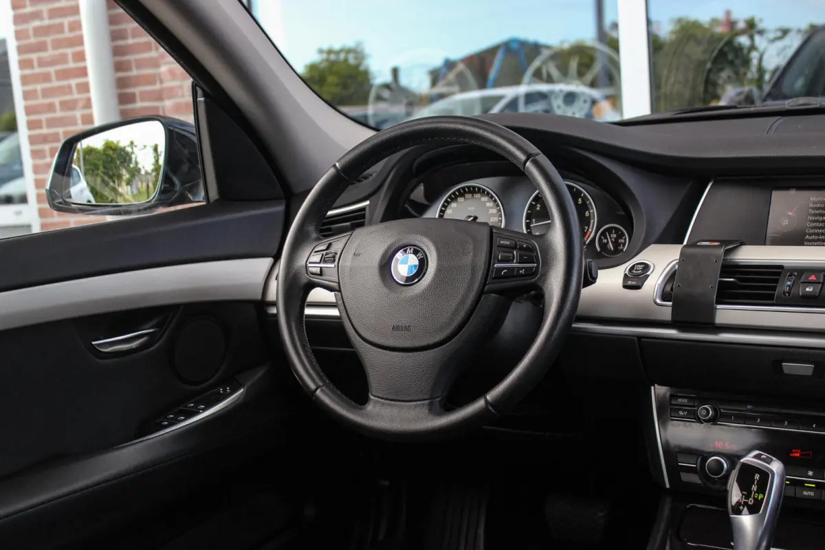 535i High Executive | NL auto | Facelift | Camera | Navigatie | Bluetooth | Xenon | PDC | Climate control | Cruise control | 19 inch | Elektrische achterklep