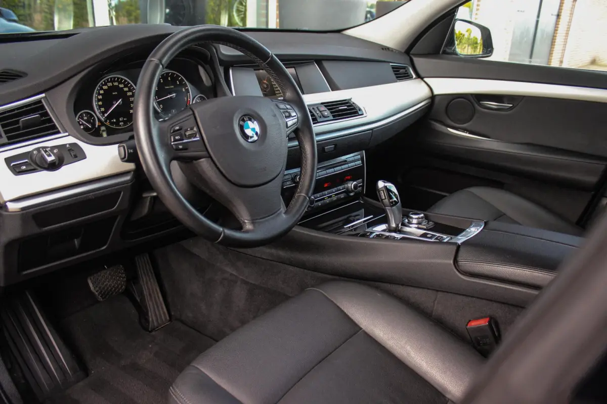535i High Executive | NL auto | Facelift | Camera | Navigatie | Bluetooth | Xenon | PDC | Climate control | Cruise control | 19 inch | Elektrische achterklep