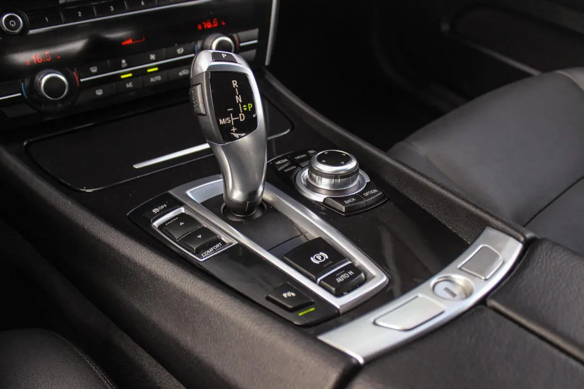 535i High Executive | NL auto | Facelift | Camera | Navigatie | Bluetooth | Xenon | PDC | Climate control | Cruise control | 19 inch | Elektrische achterklep