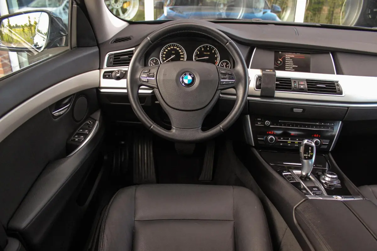 535i High Executive | NL auto | Facelift | Camera | Navigatie | Bluetooth | Xenon | PDC | Climate control | Cruise control | 19 inch | Elektrische achterklep