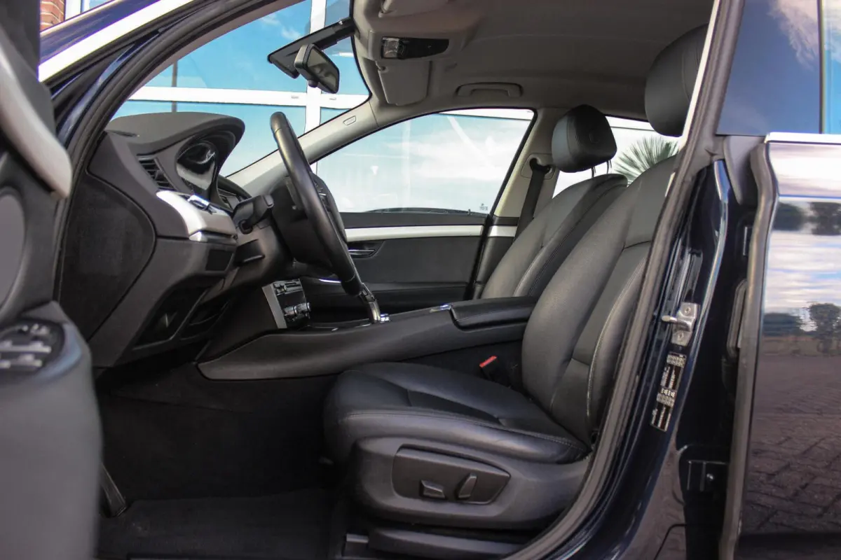 535i High Executive | NL auto | Facelift | Camera | Navigatie | Bluetooth | Xenon | PDC | Climate control | Cruise control | 19 inch | Elektrische achterklep