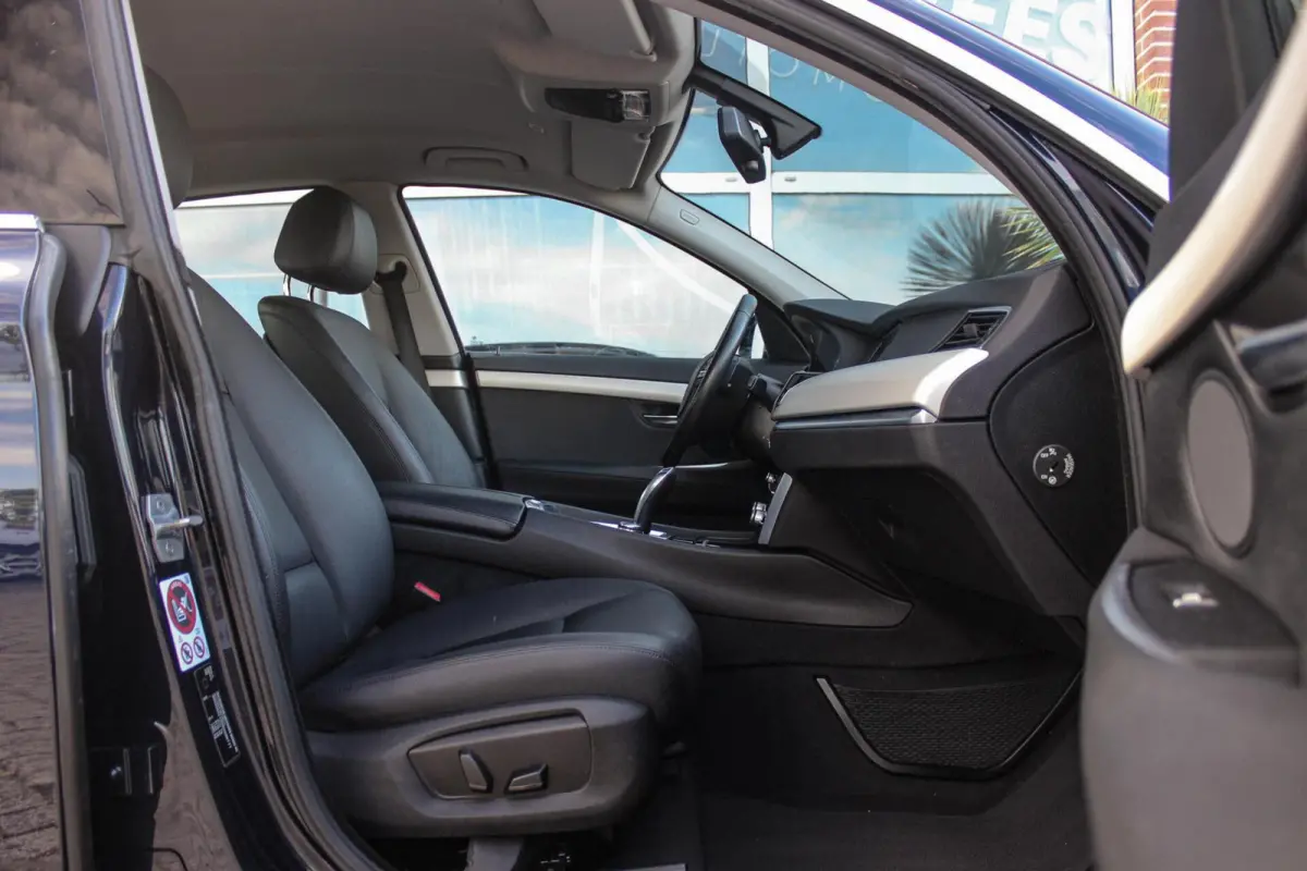 535i High Executive | NL auto | Facelift | Camera | Navigatie | Bluetooth | Xenon | PDC | Climate control | Cruise control | 19 inch | Elektrische achterklep
