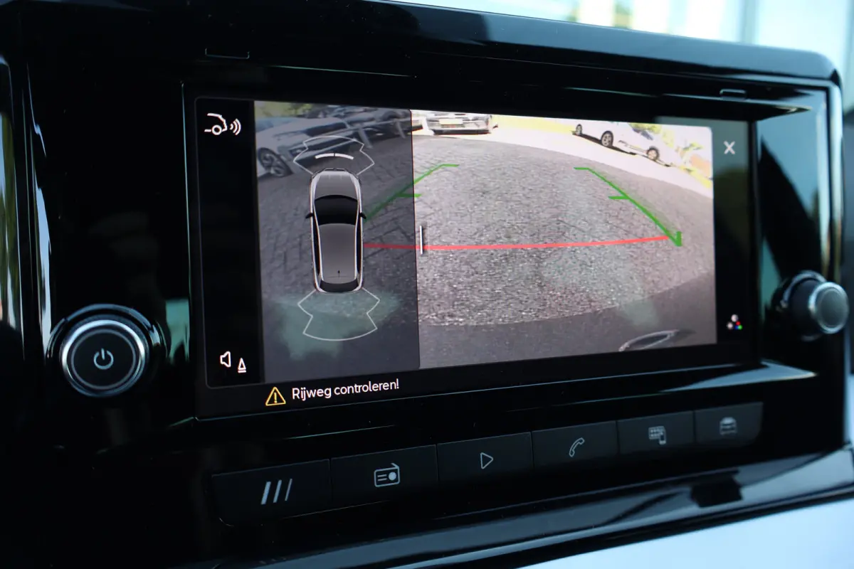 FR Business Connect | 17 inch lichtmetalen velgen, (7J x 17) | Achteruitrijcamera | Airconditioning automatisch met 2-zone-temperatuurregeling