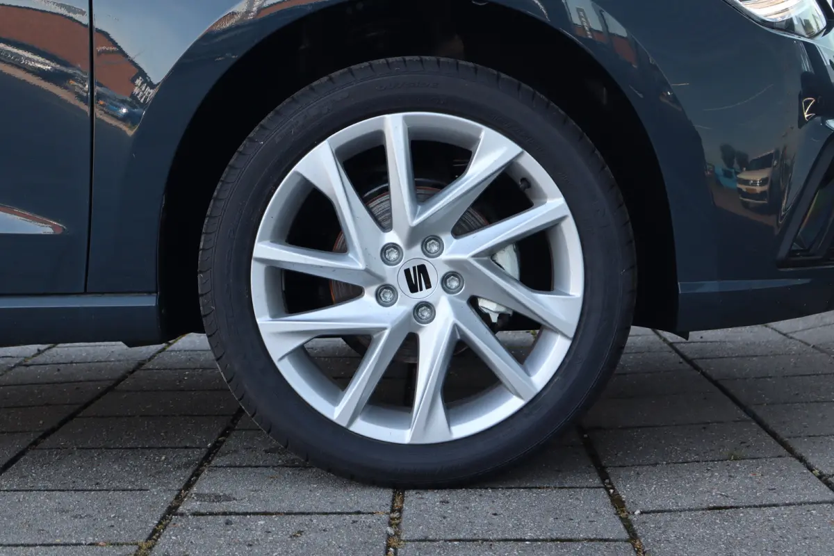 FR Business Connect | 17 inch lichtmetalen velgen, (7J x 17) | Achteruitrijcamera | Airconditioning automatisch met 2-zone-temperatuurregeling