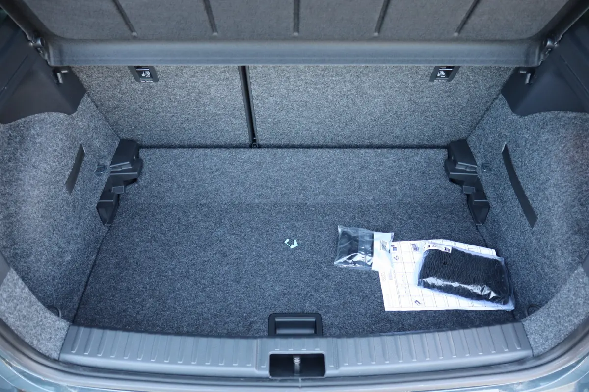 FR Business Connect | 17 inch lichtmetalen velgen, (7J x 17) | Achteruitrijcamera | Airconditioning automatisch met 2-zone-temperatuurregeling