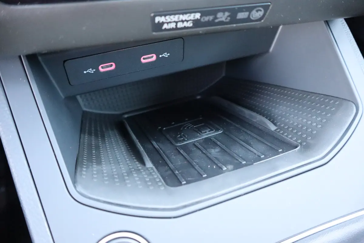 FR Business Connect | 17 inch lichtmetalen velgen, (7J x 17) | Achteruitrijcamera | Airconditioning automatisch met 2-zone-temperatuurregeling