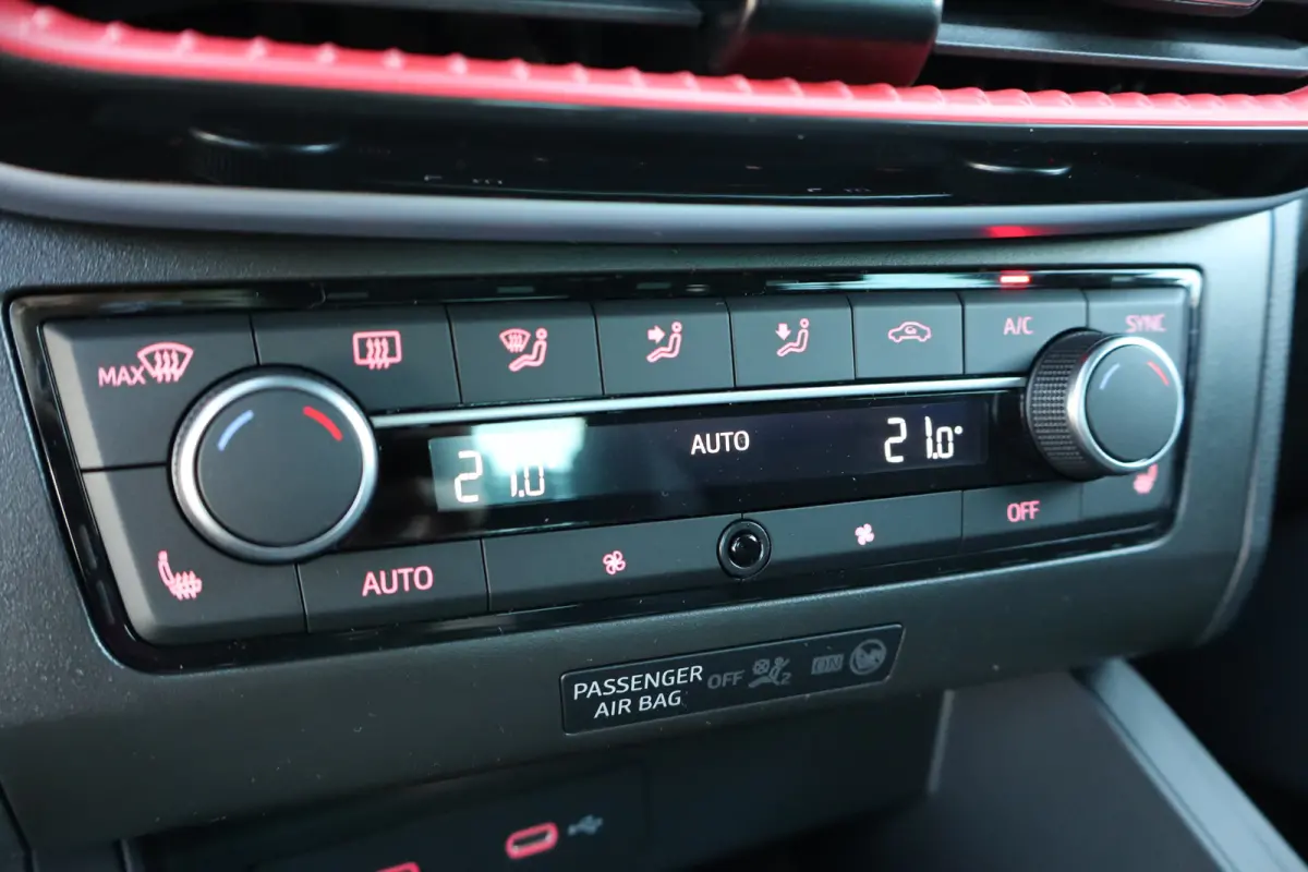 FR Business Connect | 17 inch lichtmetalen velgen, (7J x 17) | Achteruitrijcamera | Airconditioning automatisch met 2-zone-temperatuurregeling
