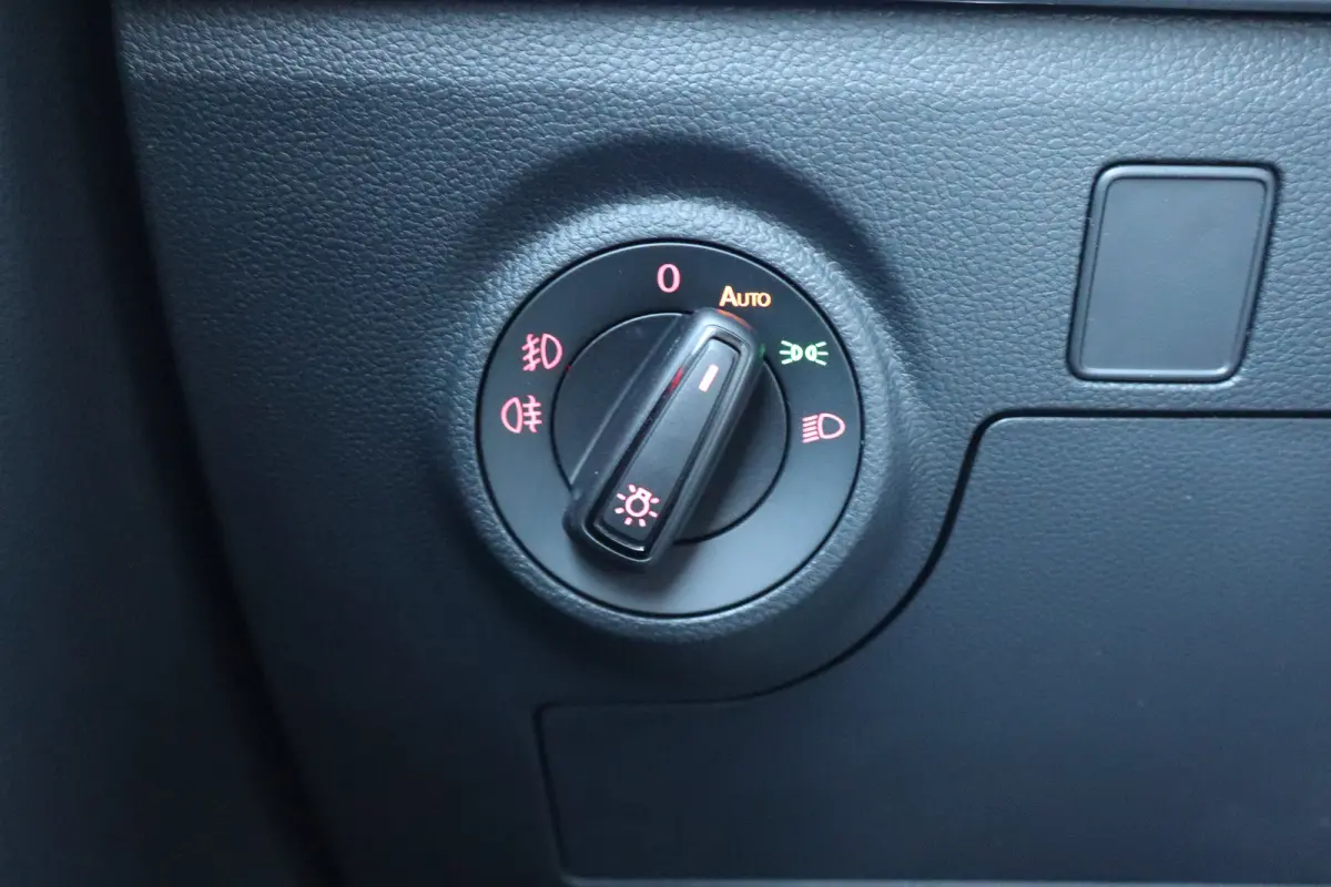 FR Business Connect | 17 inch lichtmetalen velgen, (7J x 17) | Achteruitrijcamera | Airconditioning automatisch met 2-zone-temperatuurregeling