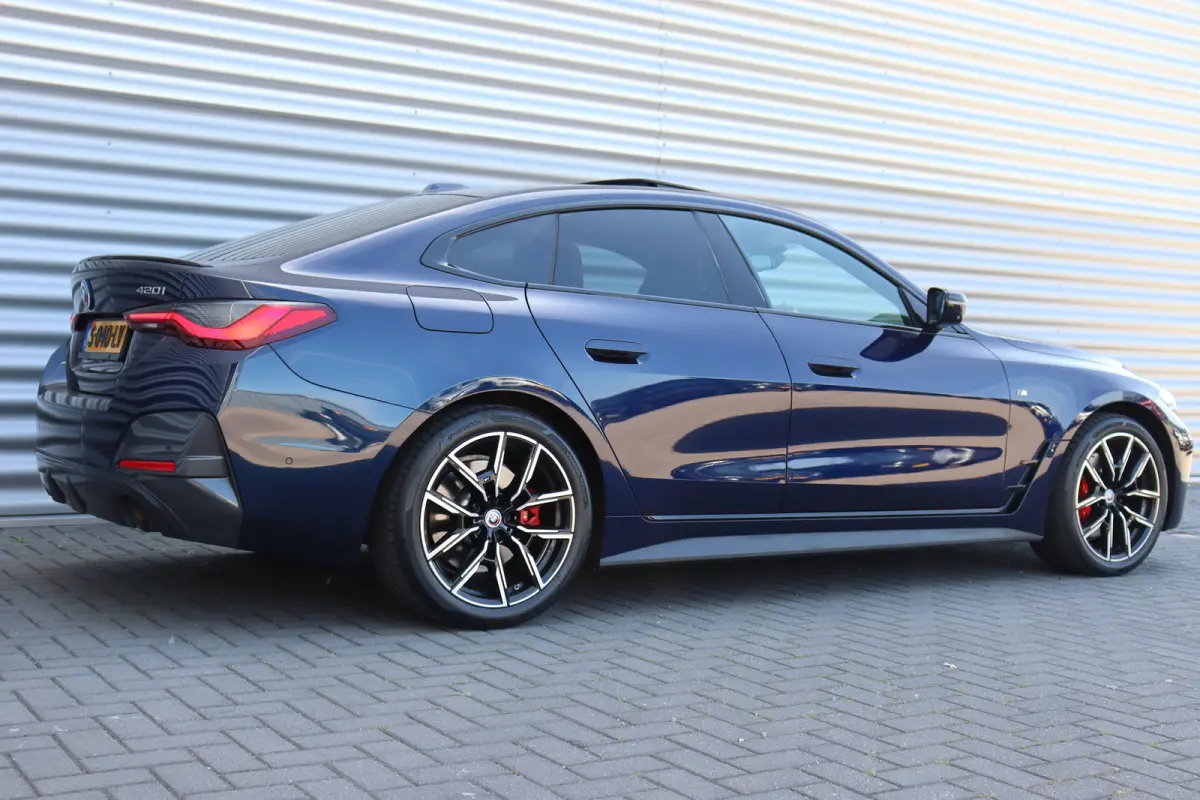420I 184PK HIGH EXECUTIVE M-SPORT AUTOMAAT / NAVI / LEDER / FULL-LED / CLIMA / PDC / 18" LMV / CAMERA / PANO. DAK / KEYLESS / M-SPORT SEATS / HARMAN KARDON / WEGKLAP. TREKHAAK / WINTERPAKKET
