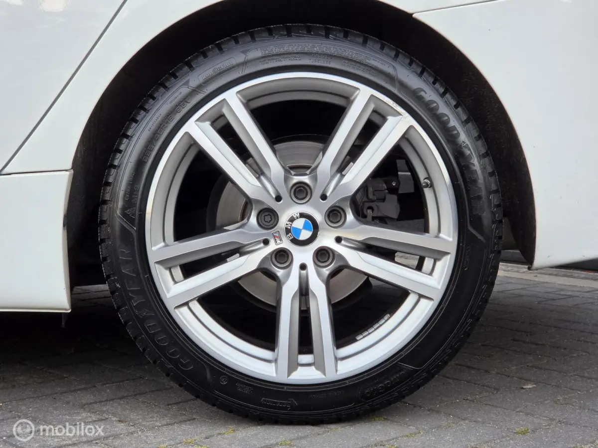 220i 190PK M SPORT LEER LED HEAD-UP