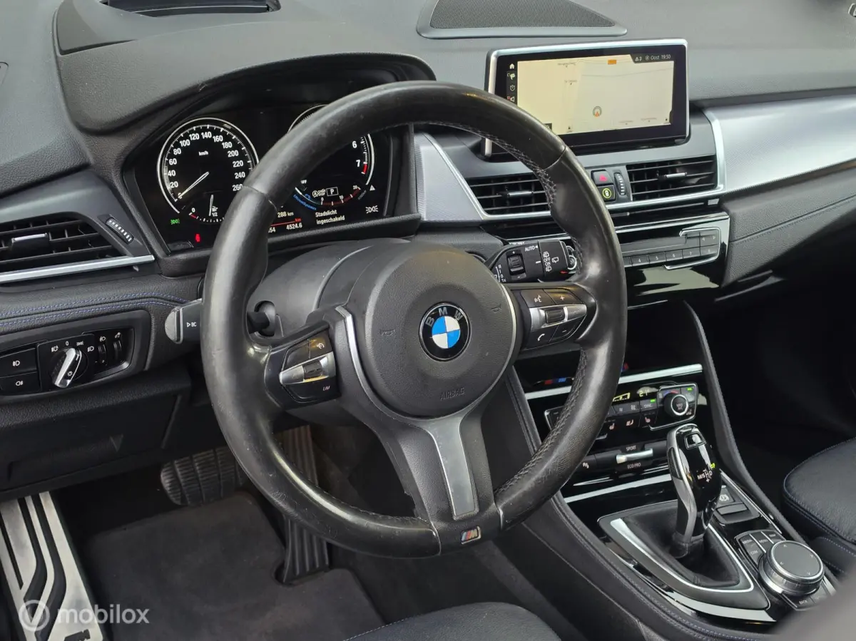 220i 190PK M SPORT LEER LED HEAD-UP