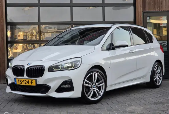 220i 190PK M SPORT LEER LED HEAD-UP