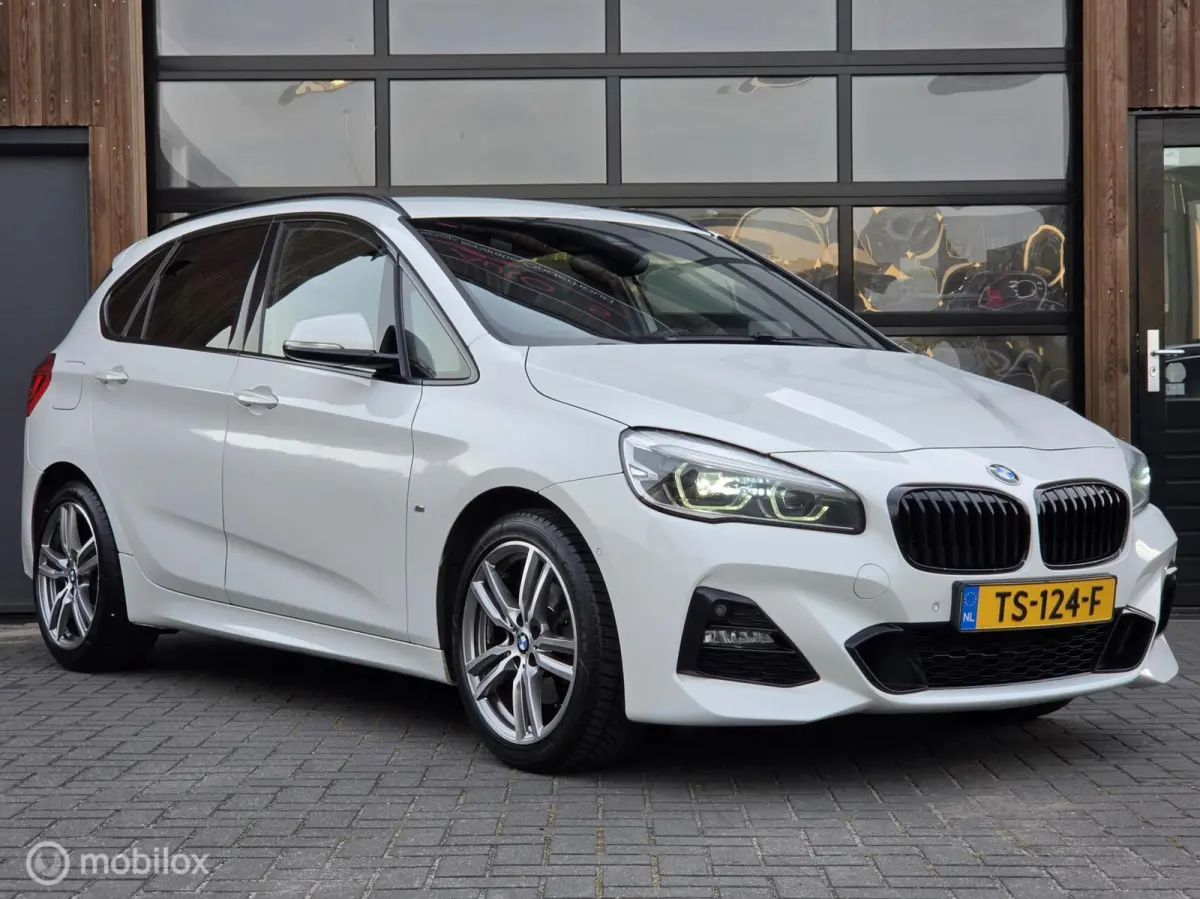 220i 190PK M SPORT LEER LED HEAD-UP