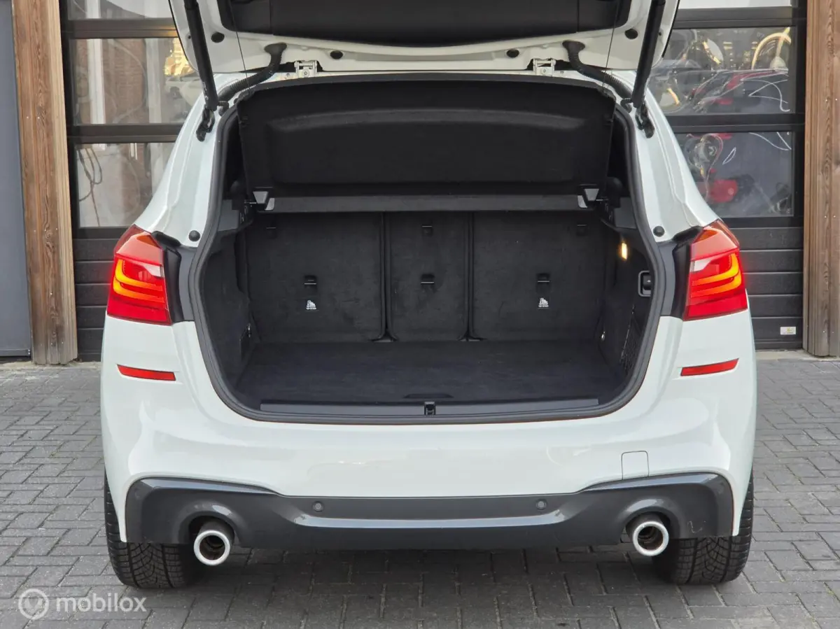 220i 190PK M SPORT LEER LED HEAD-UP