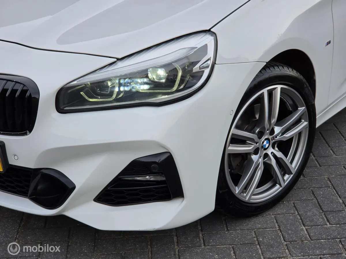 220i 190PK M SPORT LEER LED HEAD-UP