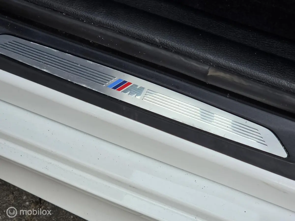 220i 190PK M SPORT LEER LED HEAD-UP