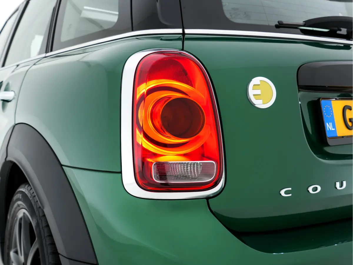 Mini 2.0 Cooper SE ALL4 (Plug-In) (INCL-BTW) Aut. *PANO | LEATHER-ALCANTARA | HARMAN/KARDON | ADAPTIVE-CRUISE | FULL-LED | KEYLESS | NAVI-FULLMAP | CAMERA | ECC | PDC | SPORTSEATS | AMBIENT-