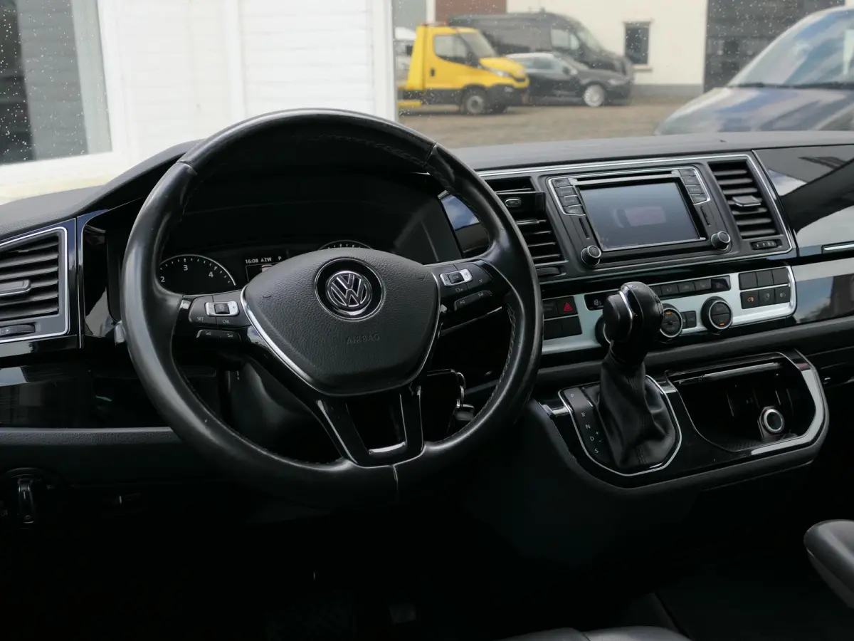 Multivan 2.0 TDI L1H1 Highline | Elektrische alcantara stoelen | Apple-/Android Carplay | ACC | Trekhaak | Standkachel | Achteruitrijcamera