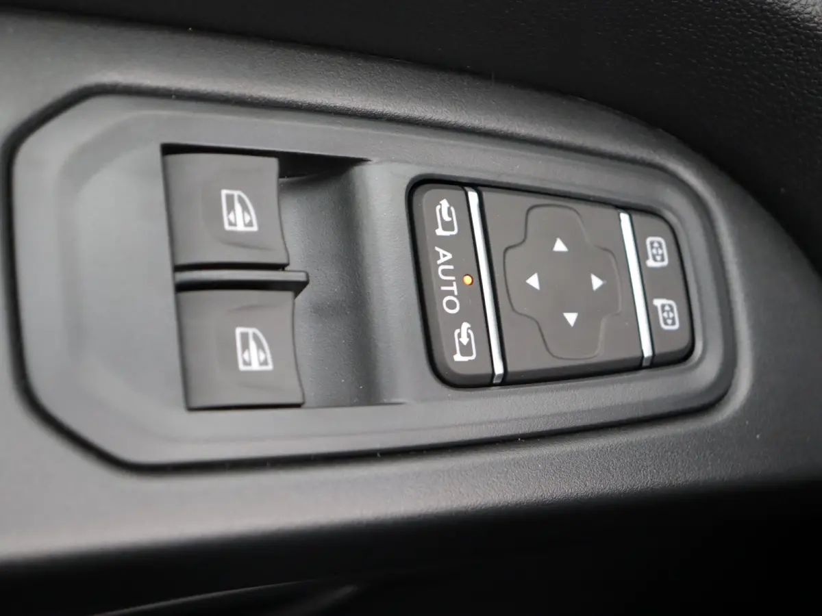 170PK L2H1 | 2 SCHUIFDEUREN | Luxe | DC DUBBEL CABINE BLACK EDITION | FULL OPTION | NAVIGATIE | CAMERA | KEYLESS | PARKEERSENSOREN