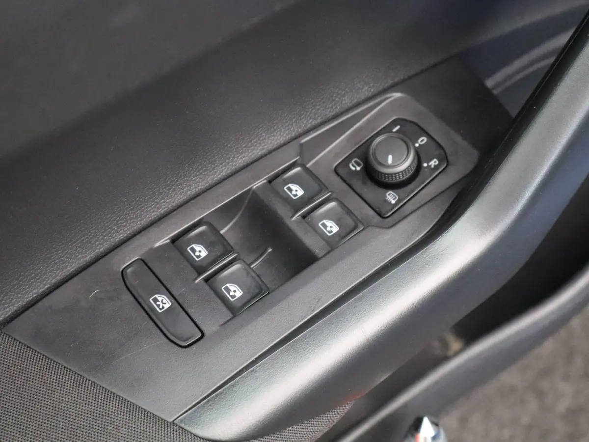1.0 TSI Life | Apple carplay | Adaptieve cruise control | Lane assist | Airco |