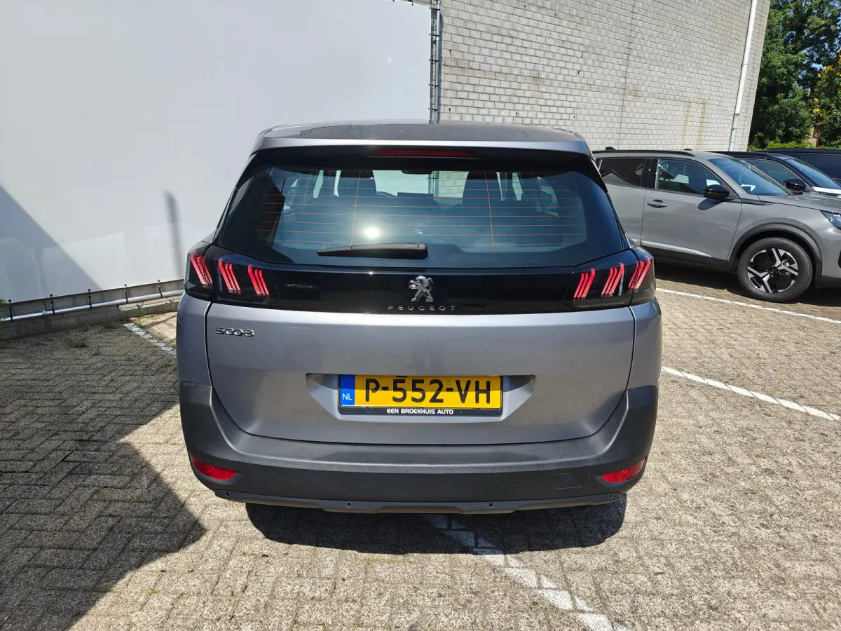 1.2 Turbo Active Pack Business | 2 stoelen op derde rij | Airco (automatisch) | Lichtmetalen velgen 17"