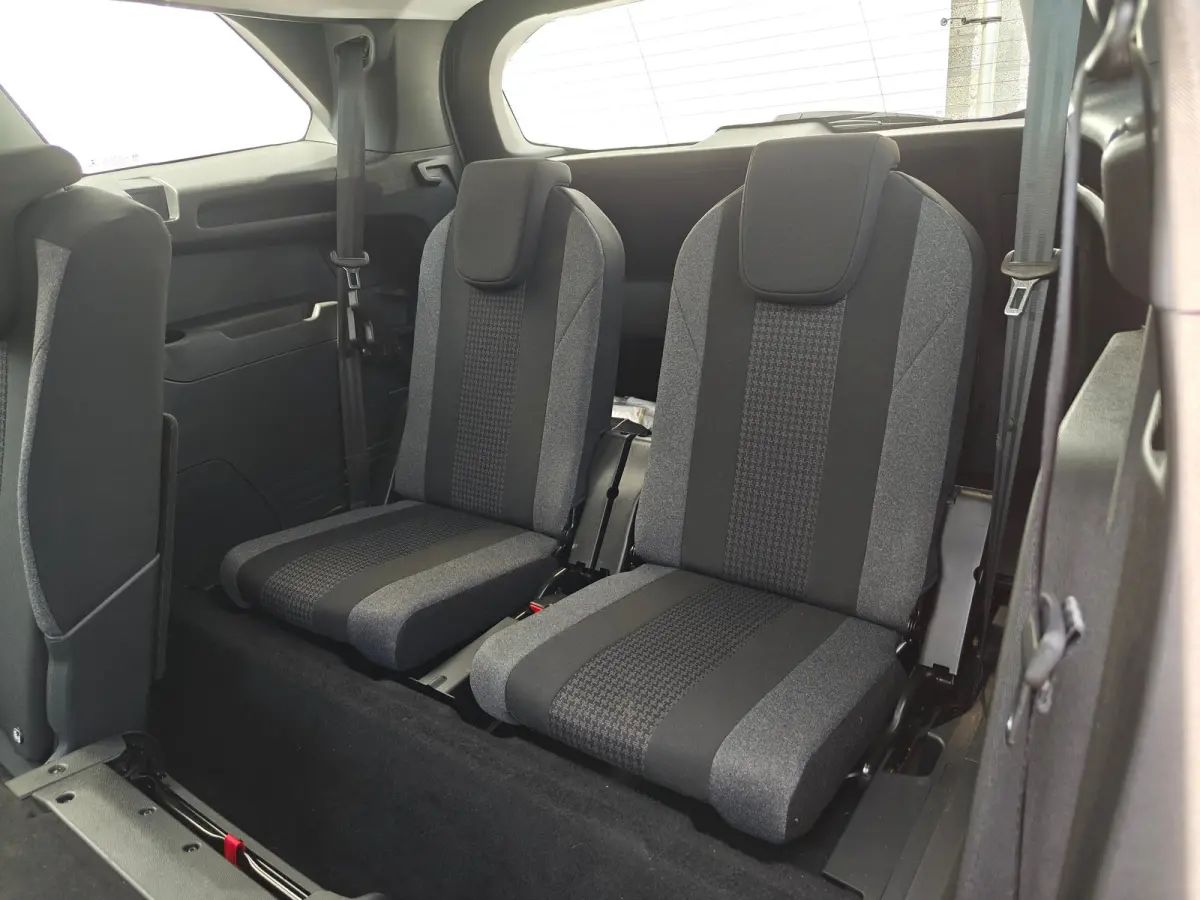 1.2 Turbo Active Pack Business | 2 stoelen op derde rij | Airco (automatisch) | Lichtmetalen velgen 17"