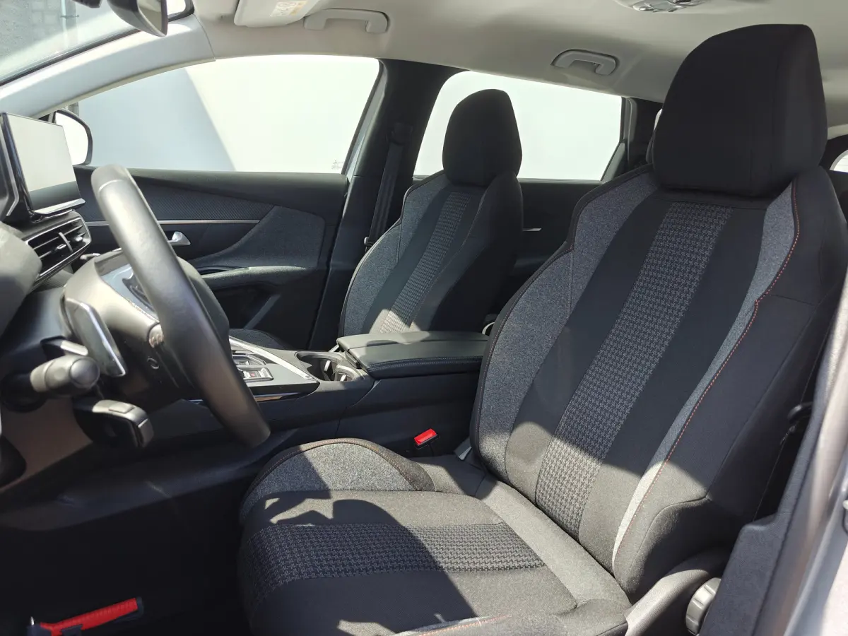 1.2 Turbo Active Pack Business | 2 stoelen op derde rij | Airco (automatisch) | Lichtmetalen velgen 17"