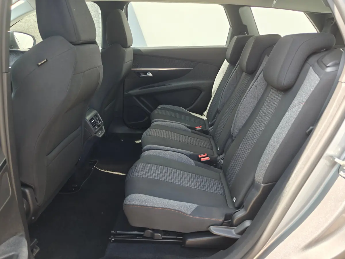 1.2 Turbo Active Pack Business | 2 stoelen op derde rij | Airco (automatisch) | Lichtmetalen velgen 17"