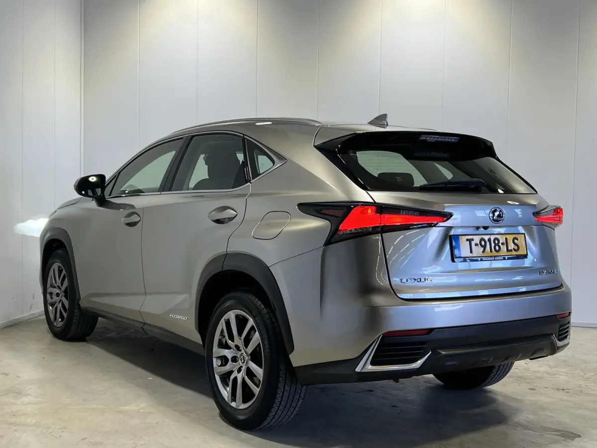 300h Comfort line | Navigatie/Android/Apple Carplay | LM Velgen 18" | Achteruitrijcamera | Cruise Control Adaptive | Airco |