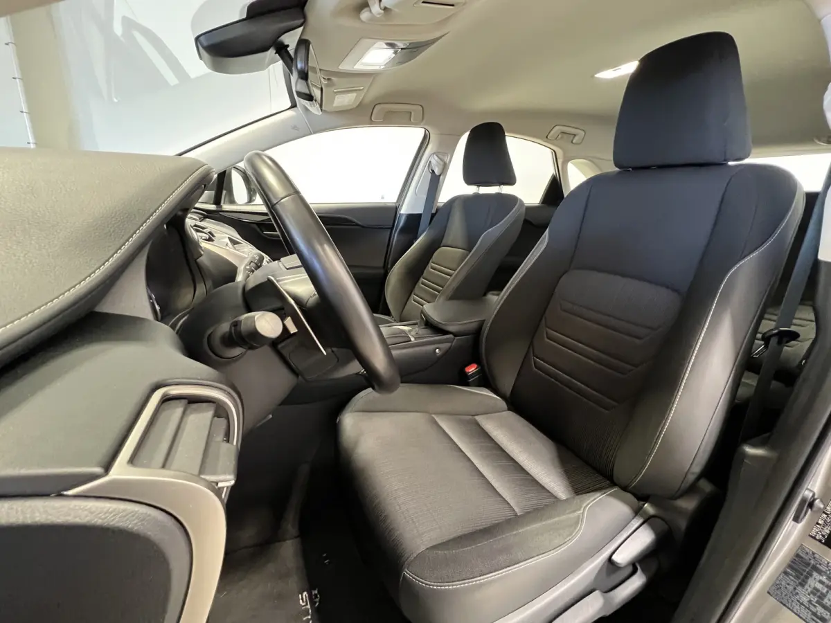 300h Comfort line | Navigatie/Android/Apple Carplay | LM Velgen 18" | Achteruitrijcamera | Cruise Control Adaptive | Airco |