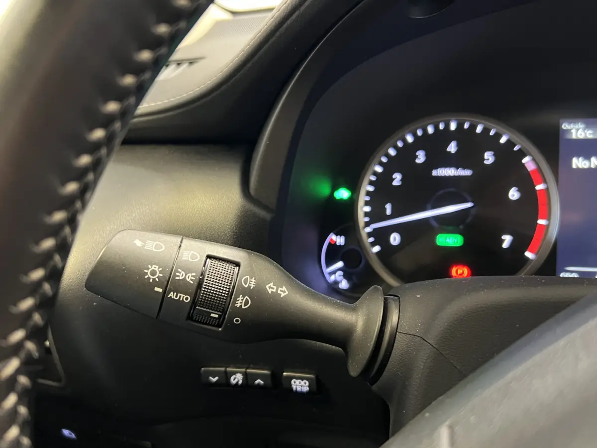 300h Comfort line | Navigatie/Android/Apple Carplay | LM Velgen 18" | Achteruitrijcamera | Cruise Control Adaptive | Airco |