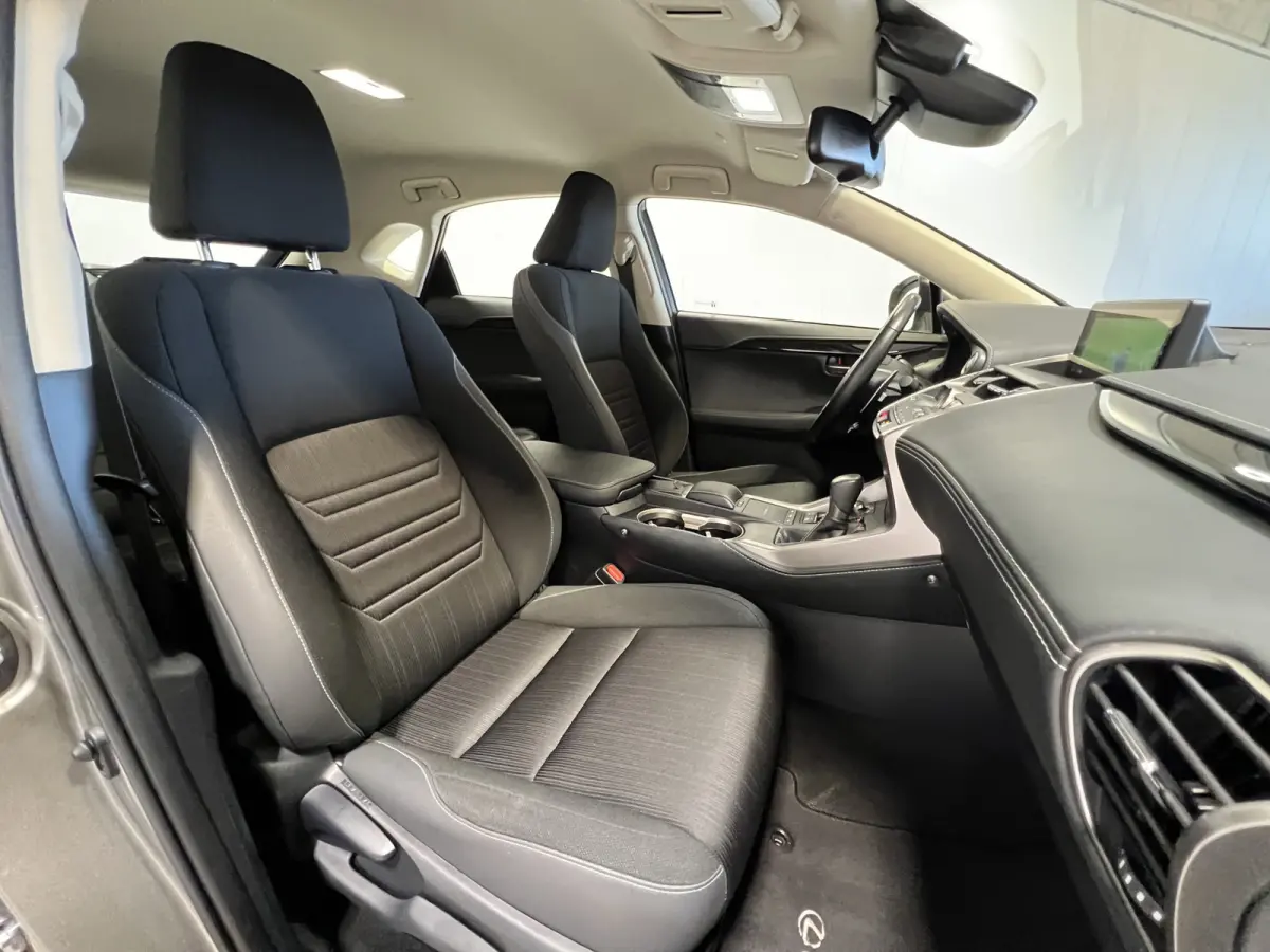 300h Comfort line | Navigatie/Android/Apple Carplay | LM Velgen 18" | Achteruitrijcamera | Cruise Control Adaptive | Airco |