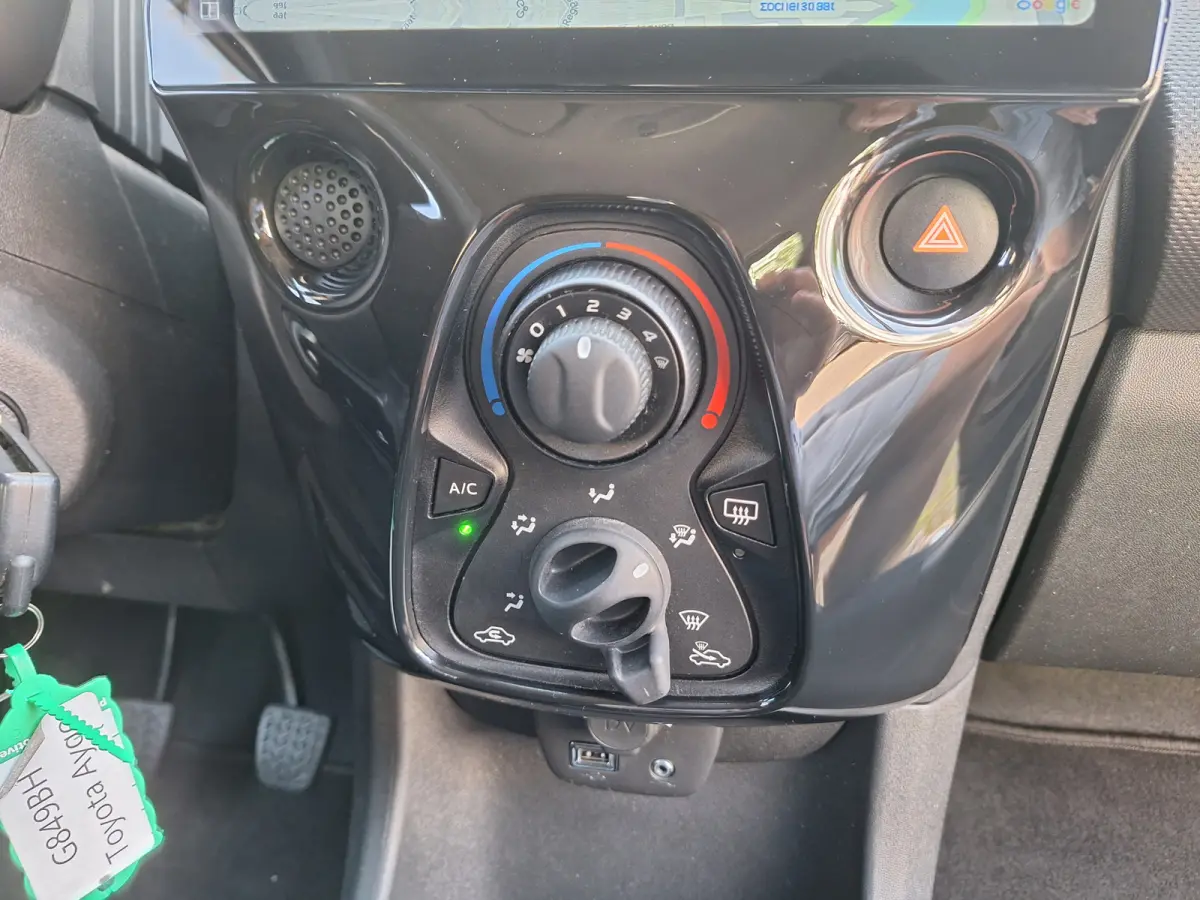 1.0 VVT-i X-Fun 5Drs /Navi/Apple/Android/Airco/Led/Garantie