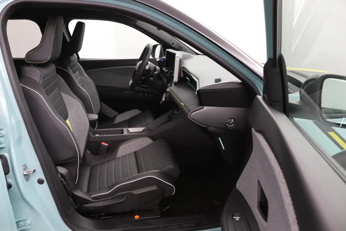 iconic 150 pk comfort range | Warmtepomp | Adaptive Cruise Control | Elektrische achterklep | Climate Control | Achteruitrijcamera | Parkeersensoren voor & achter | Stoelverwarming | Stuurve