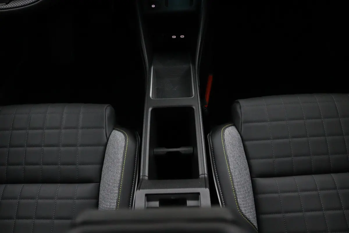 iconic 150 pk comfort range | Warmtepomp | Adaptive Cruise Control | Elektrische achterklep | Climate Control | Achteruitrijcamera | Parkeersensoren voor & achter | Stoelverwarming | Stuurve
