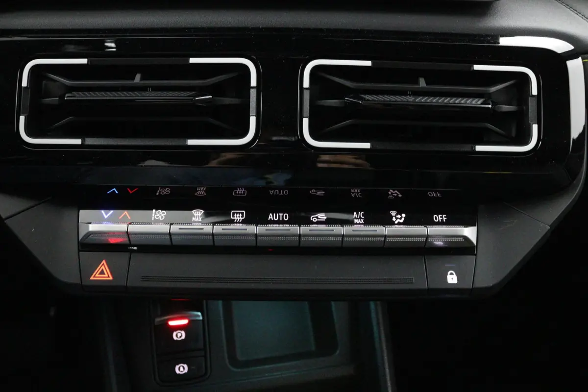 iconic 150 pk comfort range | Warmtepomp | Adaptive Cruise Control | Elektrische achterklep | Climate Control | Achteruitrijcamera | Parkeersensoren voor & achter | Stoelverwarming | Stuurve