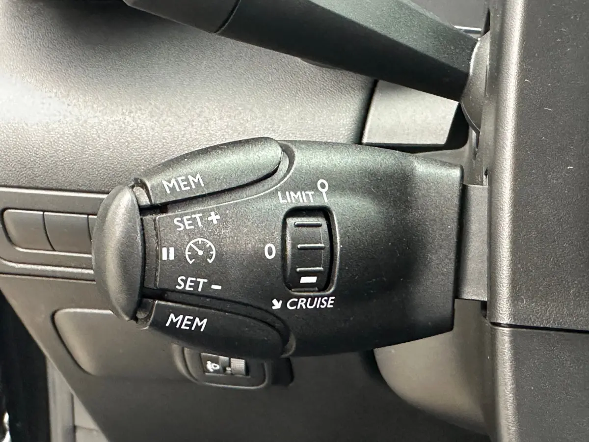 1.2 Turbo S&S Shine | Achterbank in delen neerklapbaar | Afwijkende dakkleur | Airco (automatisch)