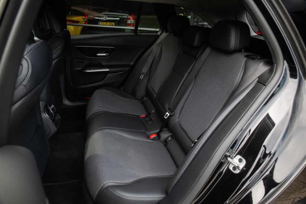 300 e Luxury Line , Adap. Cruise, Trekhaak, Night-pakket, Sfeerverlichting