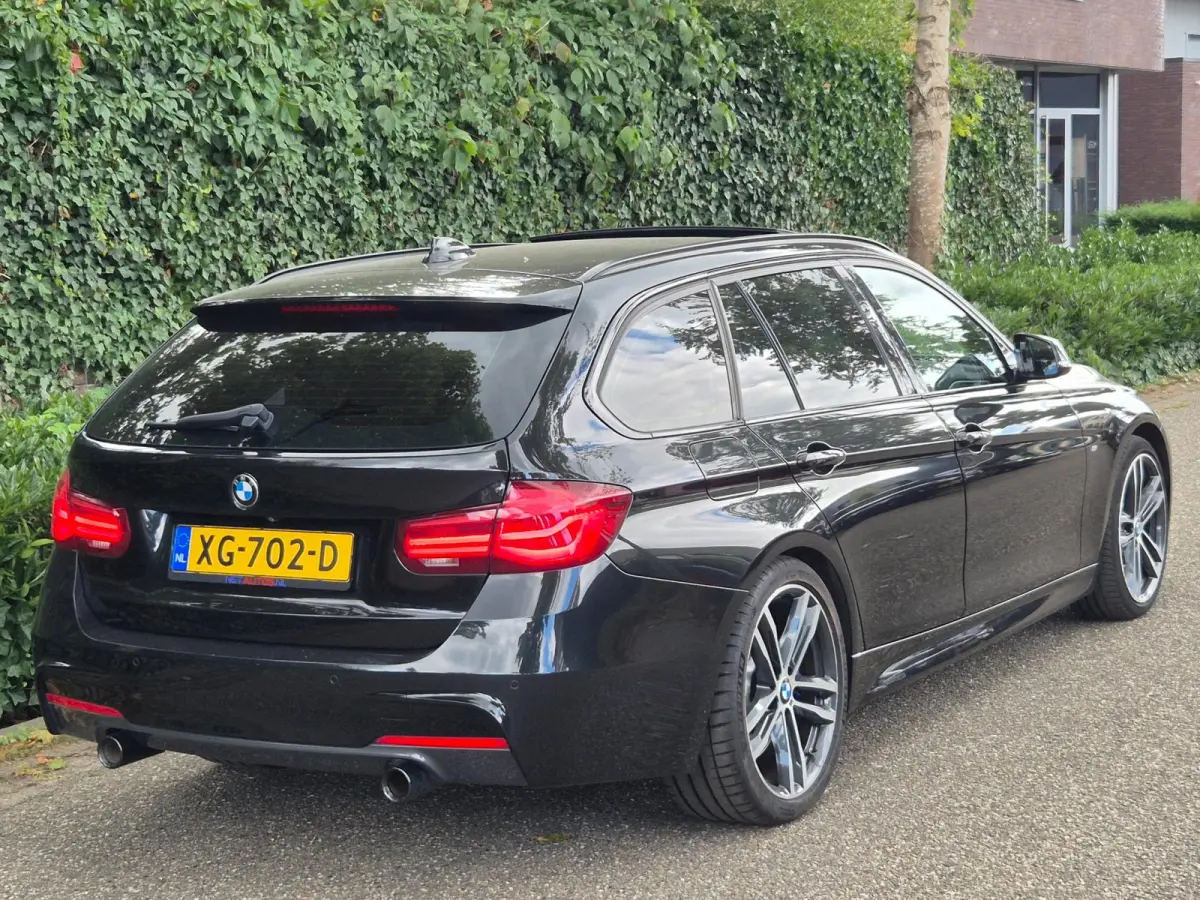 320i M Sport Edition Panorama Apple CarPlay Camera Head UP Hifi 19inch NAP NL