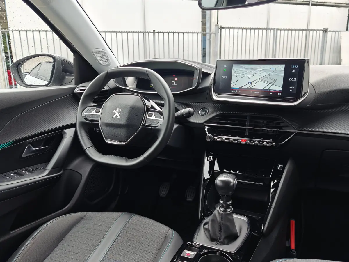 1.2 Allure | Apple Carplay / Android Auto | Achteruitrij Camera | Cruise Control | Climate Control | | Achterbank in delen neerklapbaar | Achteruitrijcamera | Airco (automatisch)