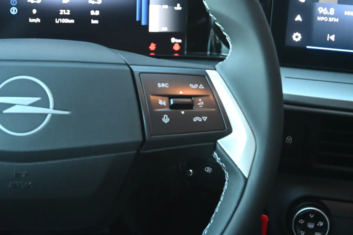 Edition 1.2 Hybrid 145pk Automaat VOORRAAD-ACTIE! | 10'' Digitaal instrumentenpaneel | LED koplampen | Parkeersensoren achter