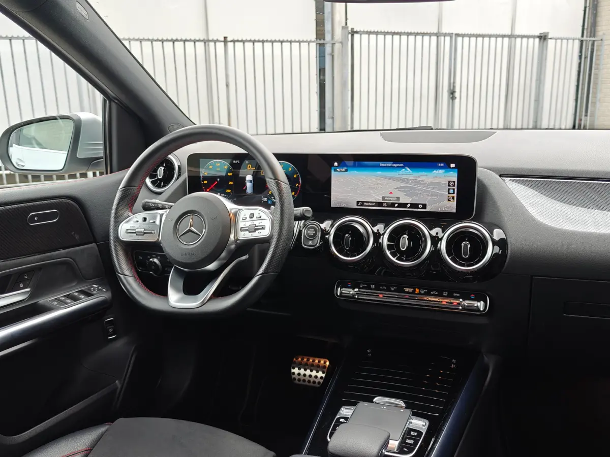 180 Business Solution AMG | AMG | Camera achter | Carplay | Navigatie | Verwarmbare stoelen voor | AMG-styling | Achterbank in delen neerklapbaar | Achteruitrijcamera