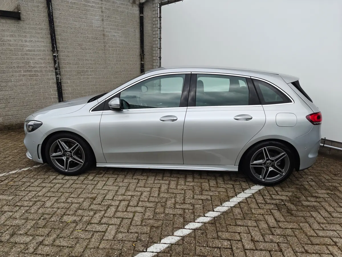 180 Business Solution AMG | AMG | Camera achter | Carplay | Navigatie | Verwarmbare stoelen voor | AMG-styling | Achterbank in delen neerklapbaar | Achteruitrijcamera