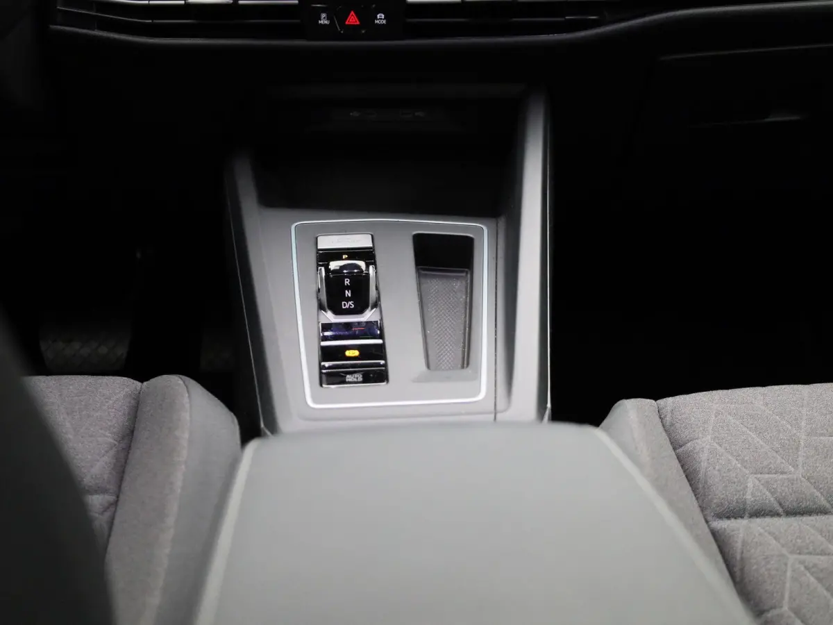 1.5 eHybrid Life Edition | Automaat | Navigatie | Draadloze Apple carplay | Adaptieve cruise control | File Assist | Climate control | Stuur- en Stoelverwarming | 360' graden Camera | Park A